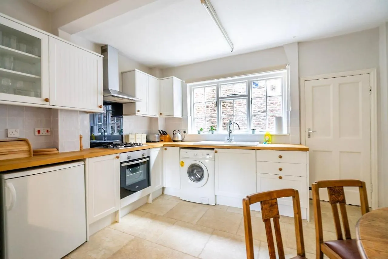 6 Monkbar Court Apartman York